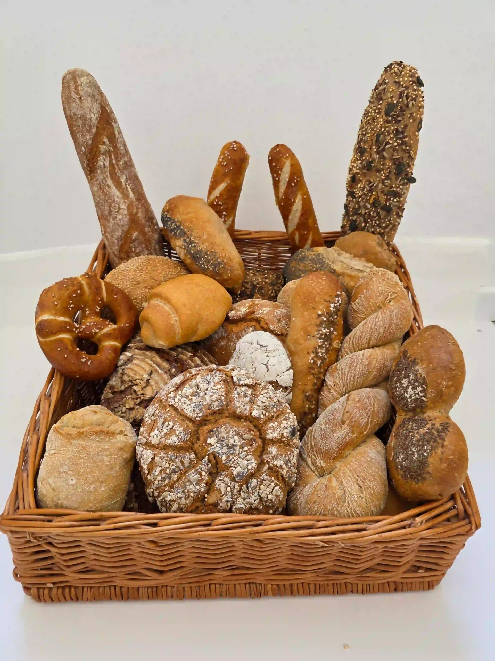 Frisch gebackene Brote und Brötchen von Hausbrot