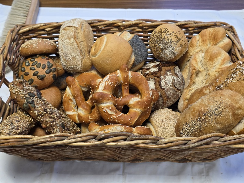 Bäcker knetet frischen Brotteig in der Hausbrot-Backstube in Peiting
